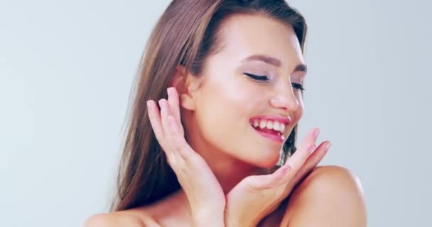 La confiance engendre la beauté. Vidéo 4k d'une belle jeune femme aux cheveux magnifiques posant en studio. — Video