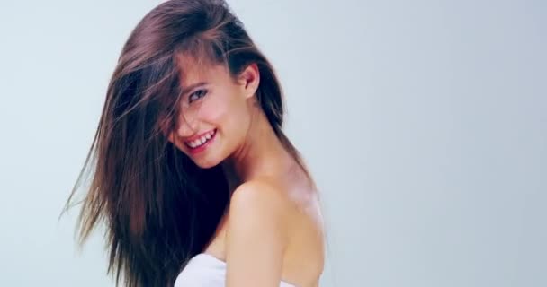 헤어 케어에 대한 열정. 스튜디오에서 머리를 하고 노는 아름다운 한 젊은 여성 의 4k 영상. — 비디오