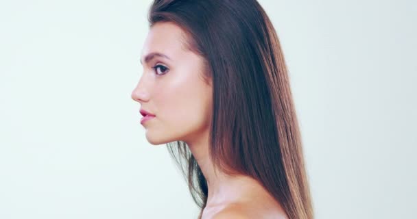 Pürüzsüz ve ipeksi saçlara bayılmıyor musun? Stüdyoda poz veren güzel, genç bir kadının 4K video görüntüsü.. — Stok video