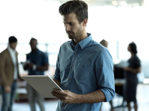 Gehakt Schot Van Een Knappe Jonge Zakenman Aan Het Werk — Stockfoto