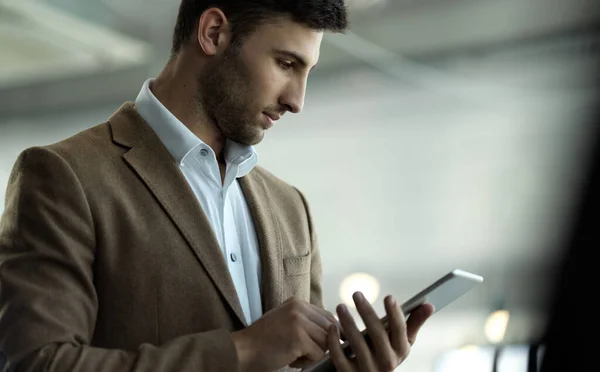 Foto Cortada Belo Jovem Empresário Trabalhando Tablet Seu Escritório — Fotografia de Stock