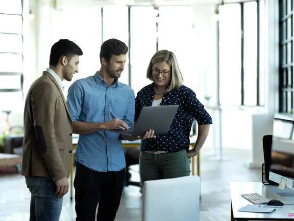 Recorte Tres Colegas Negocios Mirando Algo Una Computadora Portátil Oficina — Foto de Stock