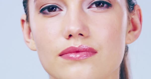 Її колір обличчя досконалість. 4k відеозапис красивої молодої жінки позує в студії . — стокове відео