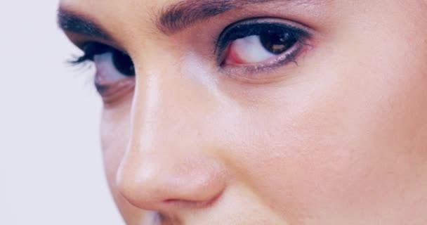 Oczy komplementują twarz. 4k video z atrakcyjnymi oczami młodej kobiety w studiu. — Wideo stockowe
