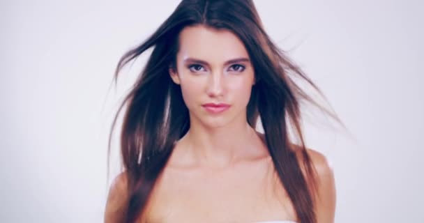 As medusas não têm nada contra ela. 4k imagens de vídeo de uma bela jovem mulher com cabelo lindo posando no estúdio. — Vídeo de Stock