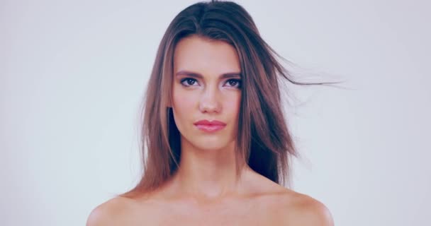 Wer das schönste Haar hat, das sie hat. 4k Videomaterial einer schönen jungen Frau mit wunderschönen Haaren, die im Studio posiert. — Stockvideo