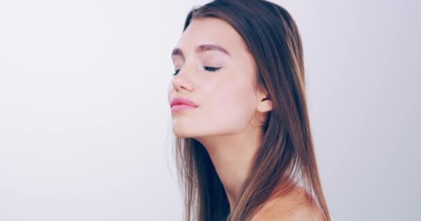 Wer selbstbewusst ist, ist schön. 4k Videomaterial einer schönen jungen Frau mit wunderschönen Haaren, die im Studio posiert. — Stockvideo