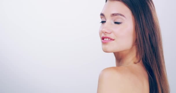 Sugárzik a szépségtől. 4k videofelvétel egy gyönyörű fiatal nőről, aki gyönyörű hajjal pózol a stúdióban.. — Stock videók