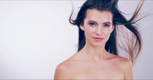 Personnification de la beauté. Vidéo 4k d'une belle jeune femme aux cheveux magnifiques posant en studio. — Video