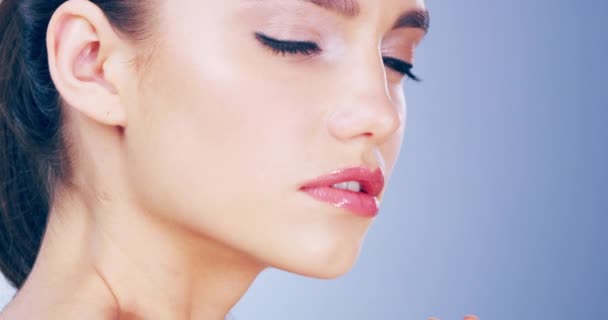 Une peau magnifique est une peau impeccable. Vidéo 4k d'une belle jeune femme posant en studio. — Video