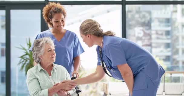 Nech mě se o to postarat. 4k video záznam zdravotní sestry, jak poslouchá tlukot srdce seniorů v nemocnici. — Stock video
