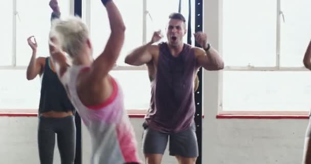 Sentire le vibrazioni del fitness sano. 4k video di un gruppo di persone che festeggiano dopo un allenamento in palestra. — Video Stock