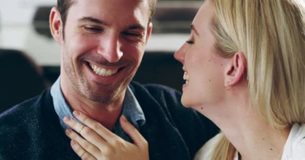 Den första kyssen rodnar. 4K-videofilmer av ett ungt par som delar en kärleksfull kyss hemma. — Stockvideo