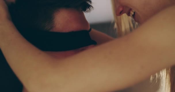Aumentando los otros sentidos. Imágenes de vídeo de 4K de una joven que vendó los ojos a su marido durante un momento íntimo en casa. — Vídeos de Stock