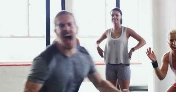 Cała grupa się napompowuje. 4k wideo grupy osób świętujących po treningu na siłowni. — Wideo stockowe