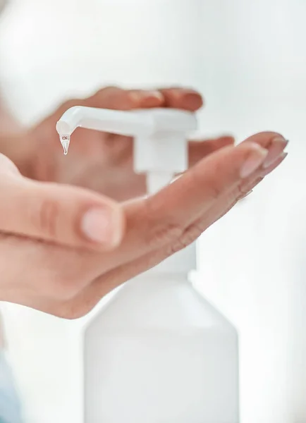 Για να είναι αποτελεσματικό το απολυμαντικό χεριών πρέπει να χρησιμοποιείται σωστά. Τραβηγμένο πλάνο μιας αγνώριστης γυναίκας που απολυμαίνει τα χέρια της.. — Φωτογραφία Αρχείου