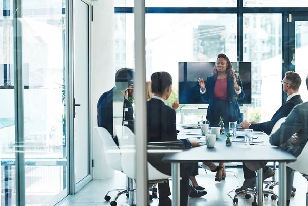 Tens de ver o panorama geral. Tiro de comprimento total de uma jovem empresária atraente dando uma apresentação na sala de reuniões. — Fotografia de Stock