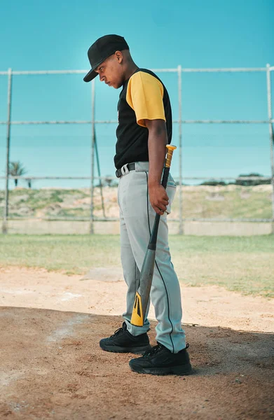 Selbst die besten Teigtaschen versagen manchmal. Aufnahme eines jungen Baseballspielers, der einen Baseballschläger hält, während er draußen auf dem Spielfeld posiert. — Stockfoto