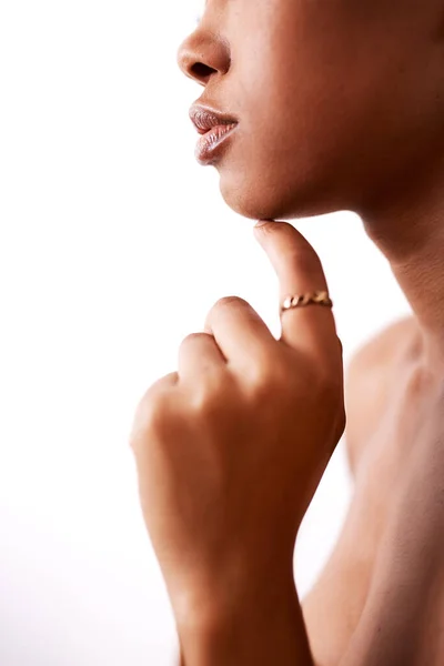 Jeder Teil von euch ist einzigartig. Nahaufnahme einer schönen jungen Frau, die mit glänzenden Lippen vor weißem Hintergrund posiert. — Stockfoto