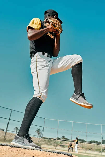 Sta dando tutto quello che ha. Colpo di un giovane giocatore di baseball che si prepara a lanciare la palla durante una partita all'aperto. — Foto Stock