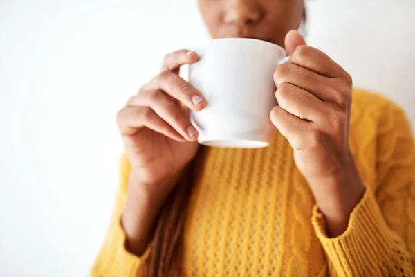 Bu kahveden sonra çok daha iyi hissediyorum. Tanımlanamayan bir kadının bir fincan kahve içerken görüntüsü.. — Stok fotoğraf