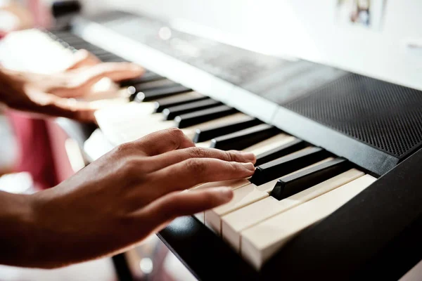 Klaviertasten entsperren die Sprache der Seele. Schnappschuss einer Frau, die zu Hause auf einer Tastatur Musik spielt. — Stockfoto