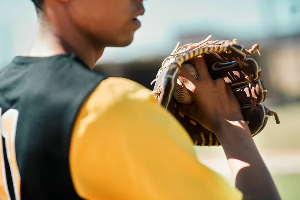 A különbség a hétköznapi és a rendkívüli között az a kis extra. Lövés egy fiatal baseball játékos készül dobni a labdát a játék közben a szabadban. — Stock Fotó
