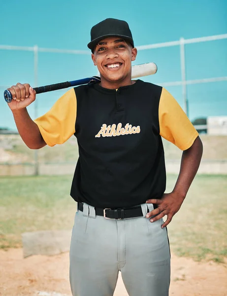 Ich spiele heute wie ein Champion. Aufnahme eines jungen Baseballspielers, der einen Baseballschläger hält, während er draußen auf dem Spielfeld posiert. — Stockfoto
