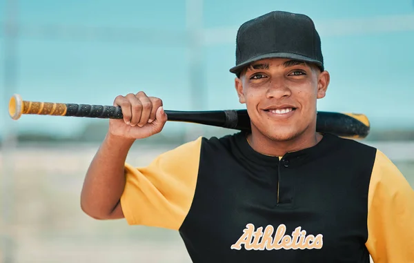 In ein paar Jahren werde ich Profi sein. Aufnahme eines jungen Baseballspielers, der einen Baseballschläger hält, während er draußen auf dem Spielfeld posiert. — Stockfoto