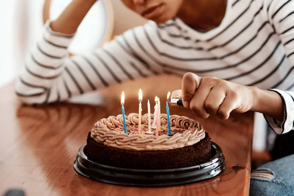격리되어 태어난 날은 멋지지 않아. 한 여자 가 집에 있는 생일 케이크에 촛불을 밝히고 슬픈 표정을 짓는 장면 이 포착되었다. — 스톡 사진