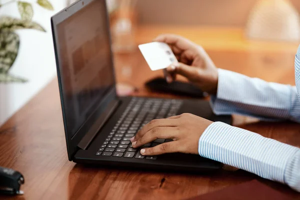 Miért hagyná el az asztalát, ha kézbesítheti? Laptoppal és hitelkártyával levágott kép egy üzletasszonyról. — Stock Fotó