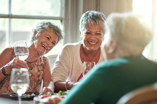 Πέρνα τα χρυσά σου χρόνια με φίλους. Στιγμιότυπο μιας ομάδας ηλικιωμένων γυναικών που απολαμβάνουν ένα ραντεβού για φαγητό.. — Φωτογραφία Αρχείου