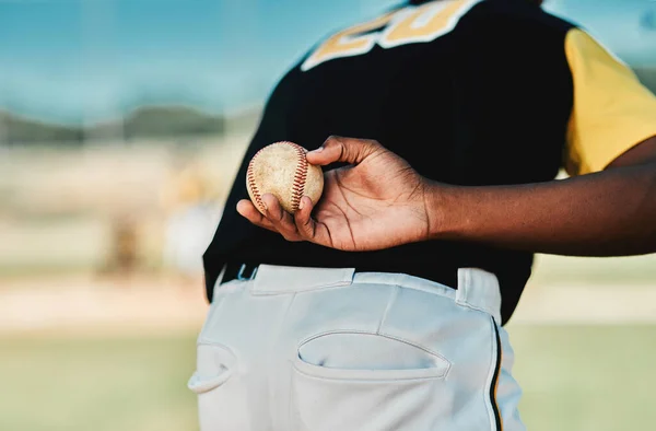 Gioca bene la sua posizione. Retrovisore di un giocatore di baseball che tiene la palla alle sue spalle. — Foto Stock