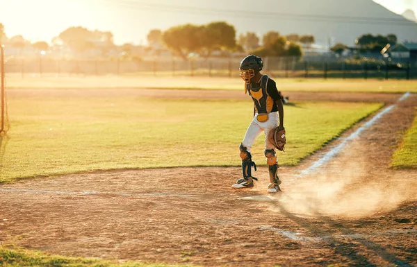 Ти не можеш бити когось, хто ніколи не здається. Знімок бейсболіста, який біжить під час матчу . — стокове фото