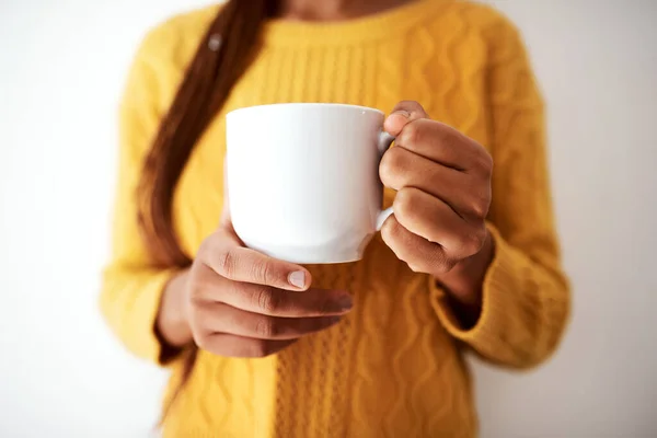 Tant que j'ai du café, je vais bien. Plan d'une femme méconnaissable tenant une tasse de café. — Photo