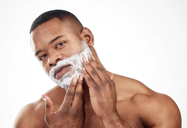 Ξύρισμα για καθαρότερο και πιο αιχμηρό βλέμμα. Studio πορτρέτο ενός όμορφου νεαρού άνδρα εφαρμογή κρέμα ξυρίσματος στο πρόσωπό του σε λευκό φόντο. — Φωτογραφία Αρχείου