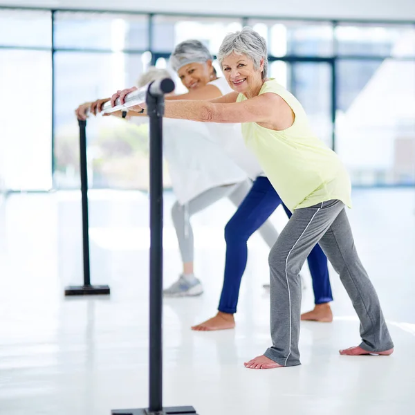 Así es como hemos elegido pasar nuestra jubilación. Tiro de tres mujeres mayores haciendo ejercicio en interiores. —  Fotos de Stock