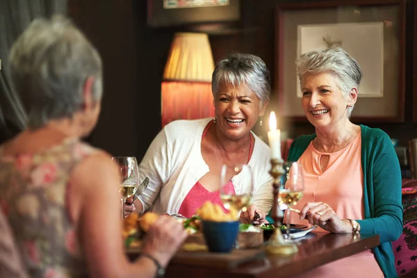Vinna, äta och minnas. Beskärda skott av en grupp seniora kvinnliga vänner njuter av en lunch dejt. — Stockfoto