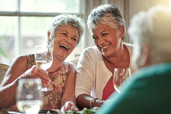Θυμάμαι εκείνες τις μέρες. Στιγμιότυπο μιας ομάδας ηλικιωμένων γυναικών που απολαμβάνουν ένα ραντεβού για φαγητό.. — Φωτογραφία Αρχείου