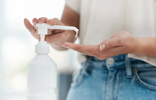 When it comes to hand sanitizer, less doesnt mean more. Cropped shot of an unrecognizable woman sanitising her hands. — Stock Photo, Image