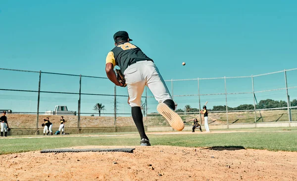 Hij gooit alleen maar snelle worpen. Opname van een jonge honkbalspeler die de bal gooit tijdens een wedstrijd buiten. — Stockfoto