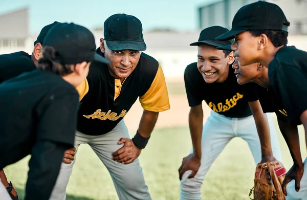 Ihr Jungs macht es großartig da draußen. Aufnahme eines Baseball-Trainers, der auf dem Spielfeld mit seinem Team spricht. — Stockfoto