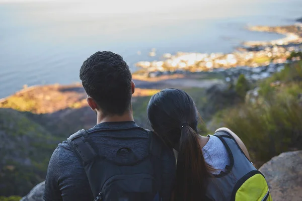 .. 산속을 하이킹하면서 일몰 광경을 즐기고 있는 젊은 부부의 모습을 찍은 사진. — 스톡 사진