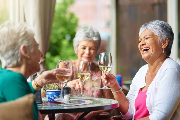 Goede tijden met goede vrienden. Gehakt shot van een groep van senior vrouwelijke vrienden genieten van een lunch date. — Stockfoto