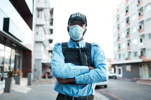 Eu protejo o profissional. Retrato de um jovem guarda de segurança mascarado confiante em pé ao ar livre. — Fotografia de Stock
