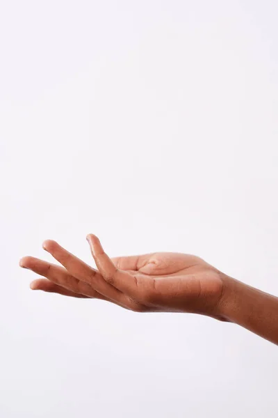 Nálam van, amire szükséged van. Stúdió gesztus egy felismerhetetlen nők kezét egy fehér háttér. — Stock Fotó