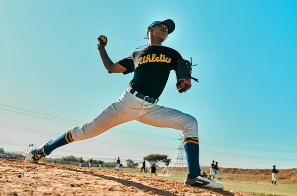 Hij heeft een sterke werparm. Opname van een jonge honkbalspeler die de bal gooit tijdens een wedstrijd buiten. — Stockfoto