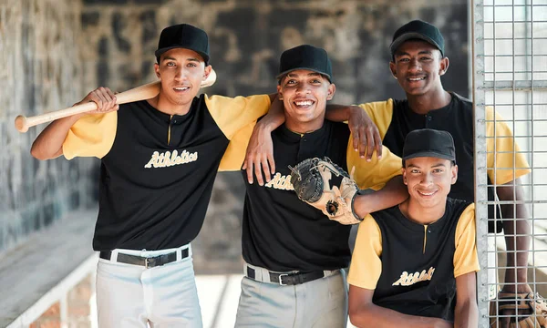 Så kan du løbe for pengene. Portræt af en gruppe unge baseballspillere stående sammen i stammestammen. - Stock-foto