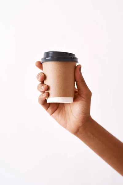 커피가내 치료사가 처방한 거야. 스튜디오는 흰색 배경에 대해 일회용 커피 잔을 들고 있는 알아볼 수없는 여성의 모습을 촬영했다.. — 스톡 사진