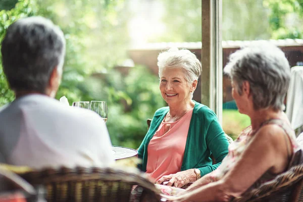 Goda gamla vänner träffas för drinkar. Beskärda skott av en grupp seniora kvinnliga vänner njuter av en lunch dejt. — Stockfoto